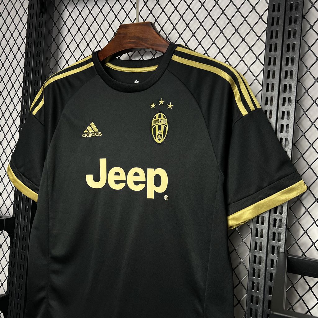 Retro Juventus 2015/16 Thirds Away Shirt