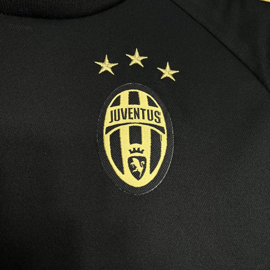 Retro Juventus 2015/16 Thirds Away Shirt